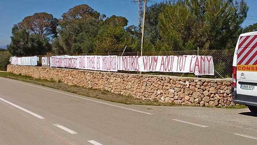 En el cartel, de 70 metros de largo y un metro de alto, se puede leer: &quot;Basta de ruido y polvo. Gob y Terraferida, esto también es Mallorca. Nos están ahogando&quot;.