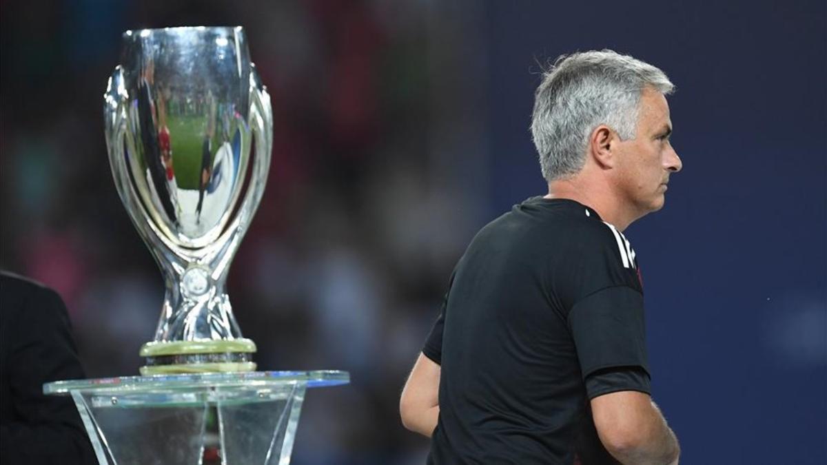 Mourinho pasa al lado de la Supercopa de Europa tras recibir la medalla de subcampeón