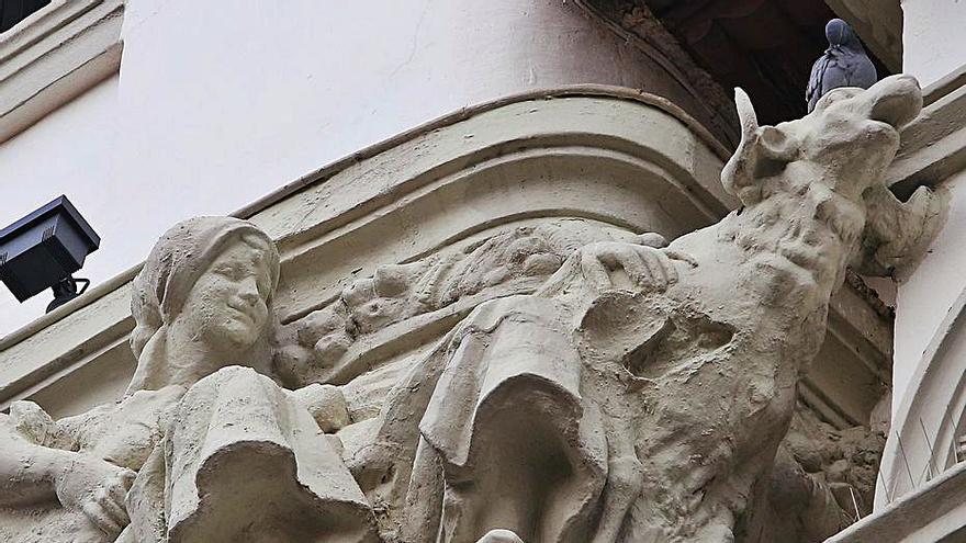 Aspecto anterior de la pieza gemela de la escultura de la fachada de un edificio emblemático de la calle Mayor de Palencia. | Ical