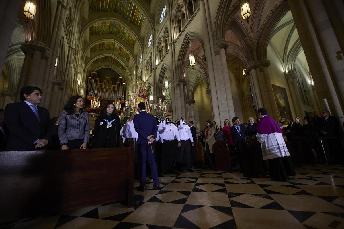 La presidenta de la Comunidad de Madrid, Isabel Díaz Ayuso, durante una eucaristía en honor a la Virgen de la Almudena, patrona de Madrid, en la catedral de la Almudena.