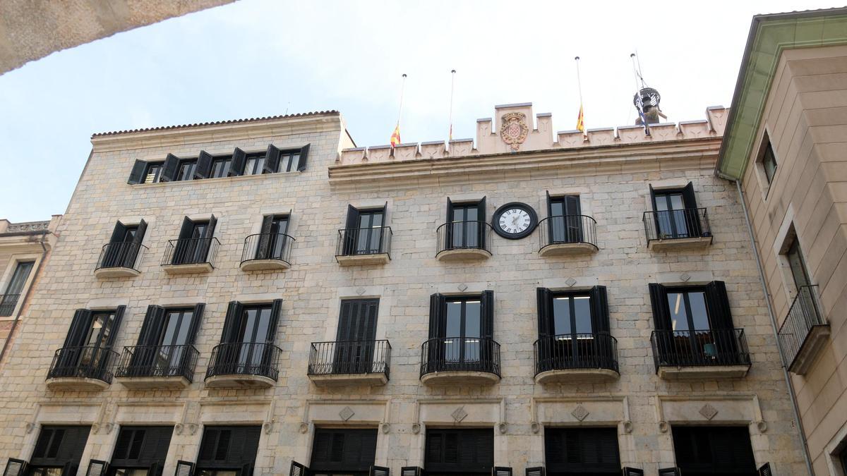 La façana de l'Ajuntament de Girona des de sota les voltes de la plaça del Vi
