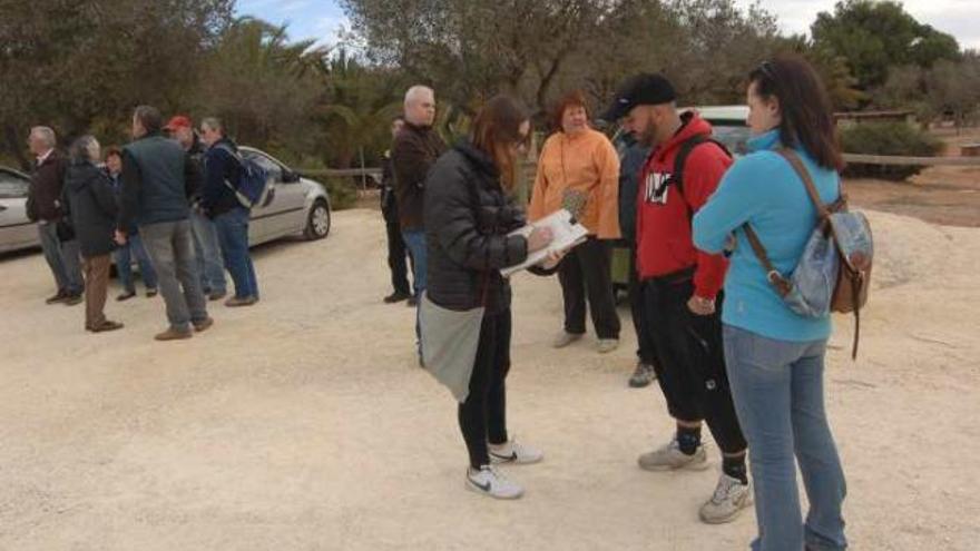 Los grupos ecologistas comenzaron con la recogida de firmas en la visita de ayer al Clot.