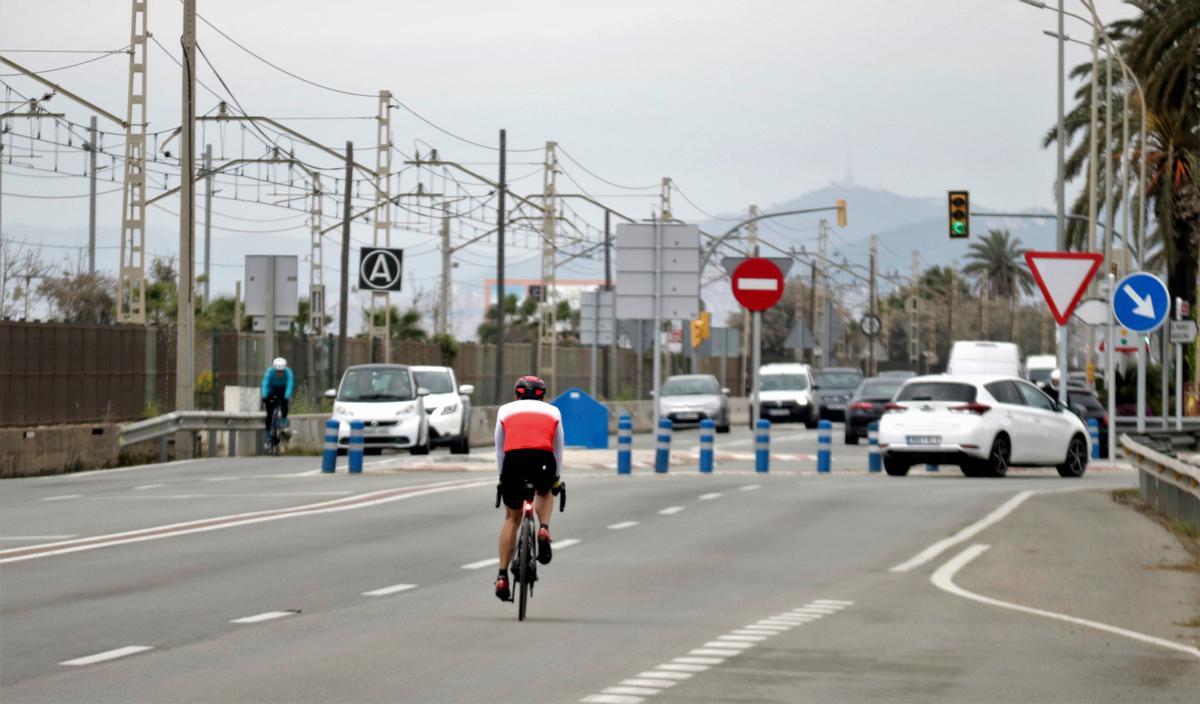 Un ciclista atraviesa la N-II a su paso por el Maresme.