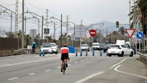 Un ciclista atraviesa la N-II a su paso por el Maresme.