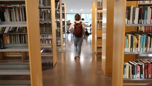 Estudiantes de Bachillerato en la biblioteca, en Barcelona