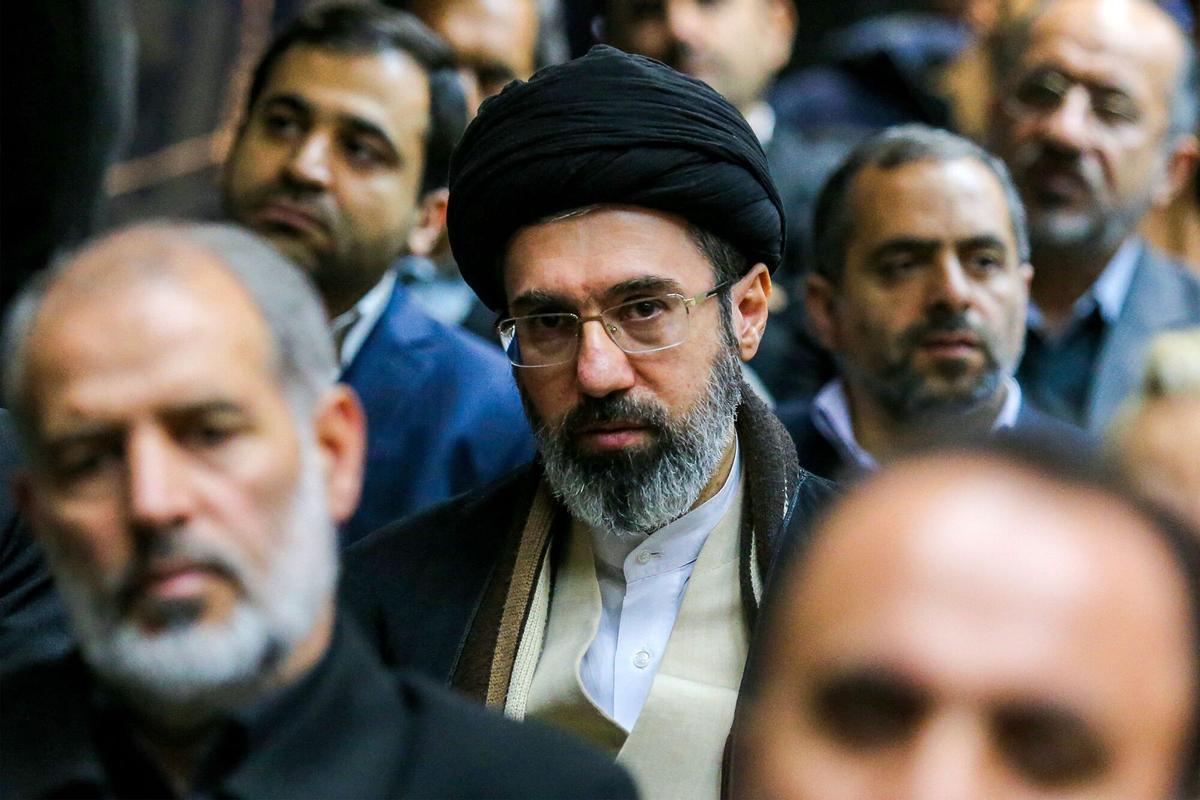 El nuevo líder supremo de Irán, Mojtaba Jameneí, hijo del difunto Ayatolá Alí Jameneí, durante un encuentro en Teherán en 2016.