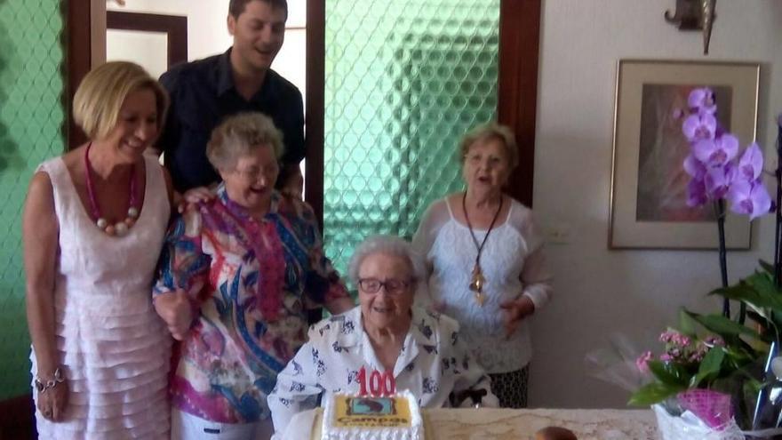 Visita de autoridades a la centenaria y familiares.