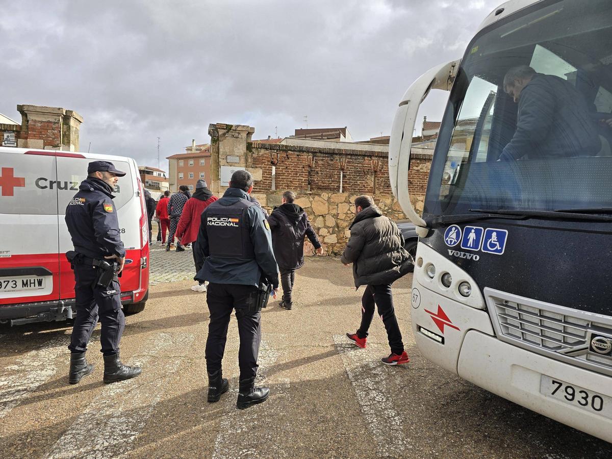Usuarios de la comunidad terapéutica Arca de Noé acceden al albergue El Revellín.