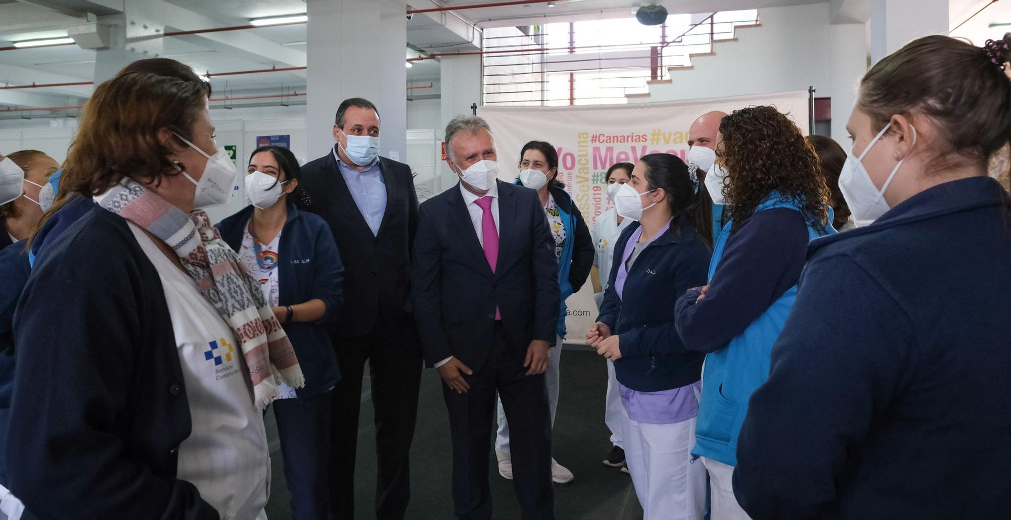 Ángel Víctor Torres y Blas Trujillo visitan el punto de vacunación de Infecar