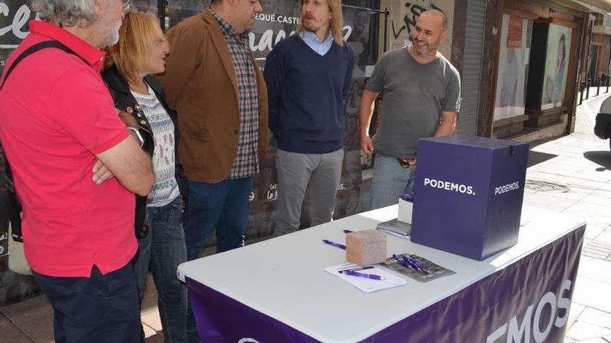 El secretario general de Podemos Castilla y León (segundo por la derecha) con representantes del partido.