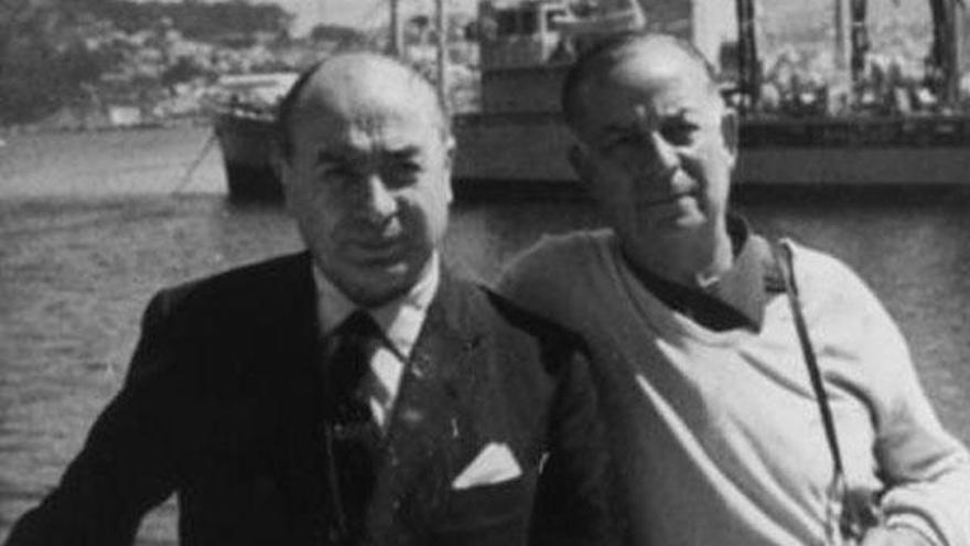 Valentín Paz Andrade (izq) y el escritor Eduardo Blanco Amor en puerto de Vigo en 1963