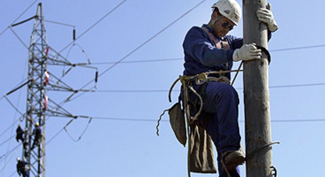 Un operario arregla un poste eléctrico en Castell d'Aro.