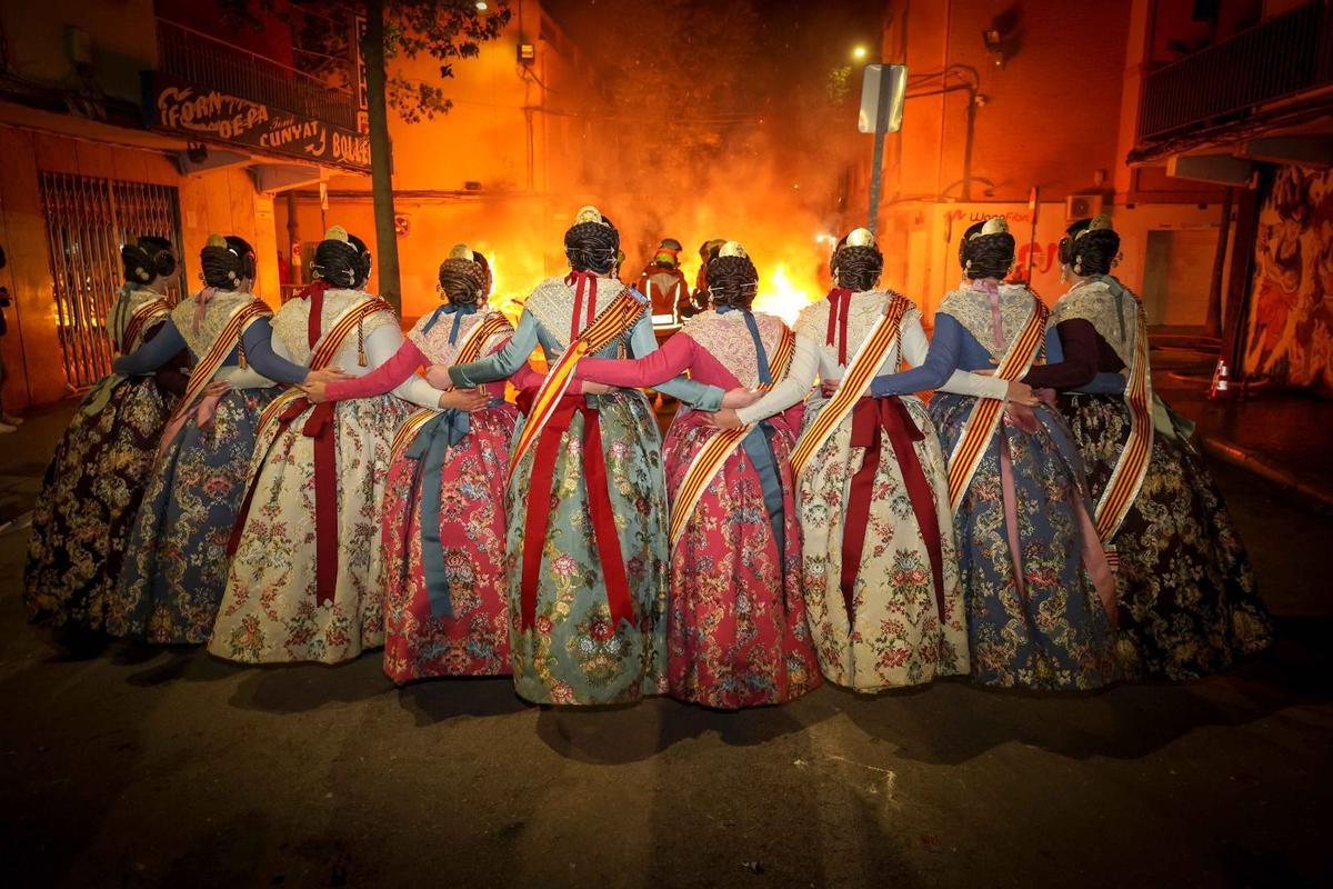 La Corte y las falleras mayores ante la Cremà de Torrent.