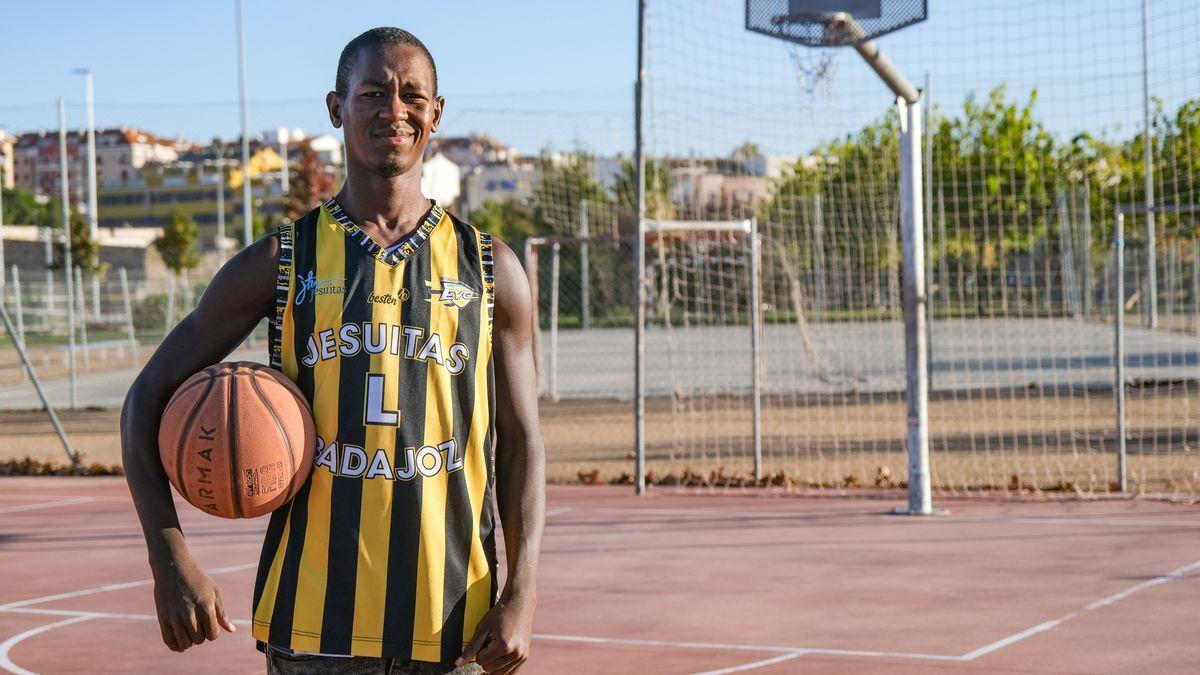 Mamadou con su pelota de baloncesto. / S. GARCÍA