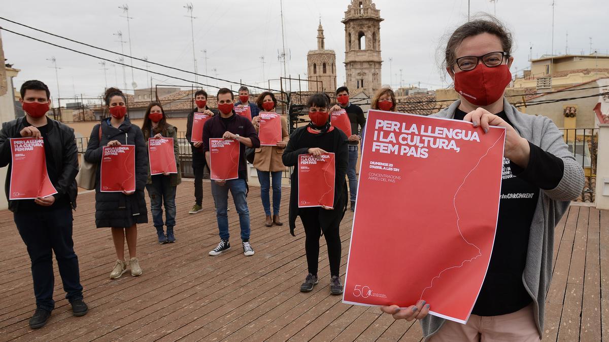 Integrantes de Acció Cultural posan con el lema de la jornada reivindicativa del 25 d&#039;Abril de este año.