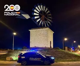 Arrestan a dos jóvenes argelinos por desvalijar a una pareja que se bañaba de madrugada en la playa del Peñón, en Palma