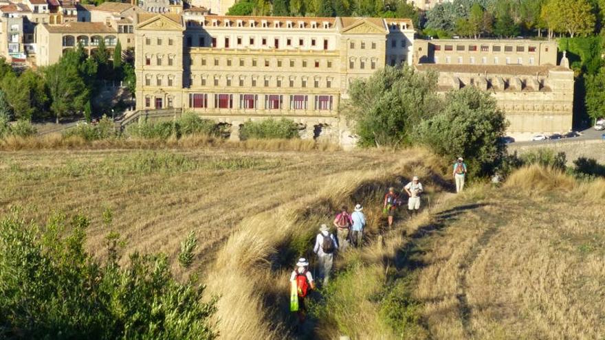 Un grup de pelegrins fent part del camí, a l&#039;entrada de Manresa.