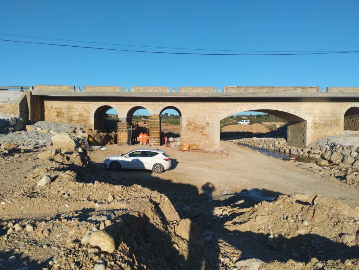 Obras de reconstrucción en el «puente de Casa Erráez», entre Godelleta y Montserrat.
