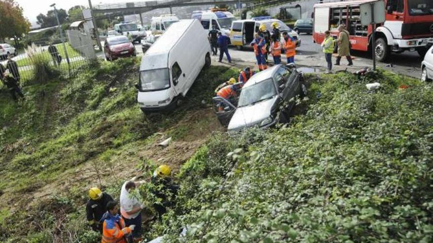 Accidente del pasado viernes en la curva de Servisa, con la parada del autobús al fondo. / 13fotos