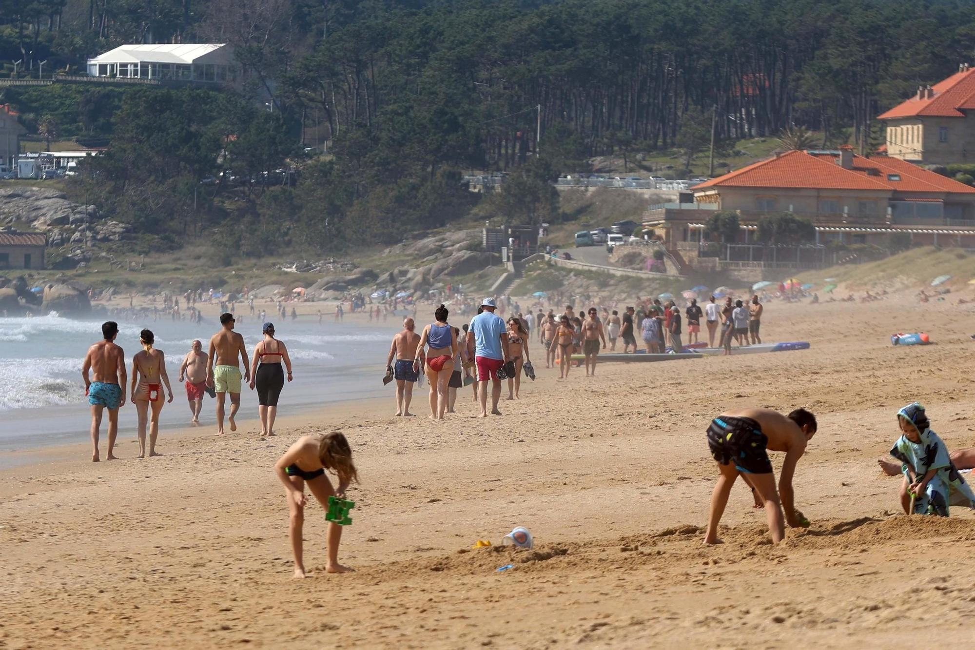 Arousanos y turistas disfrutan en las playas de un anticipio del verano.