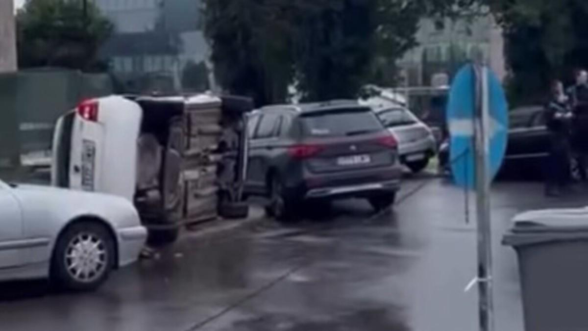 Imagen del coche que esta mañana ha terminado volcado en el recinto del CHUS en Santiago