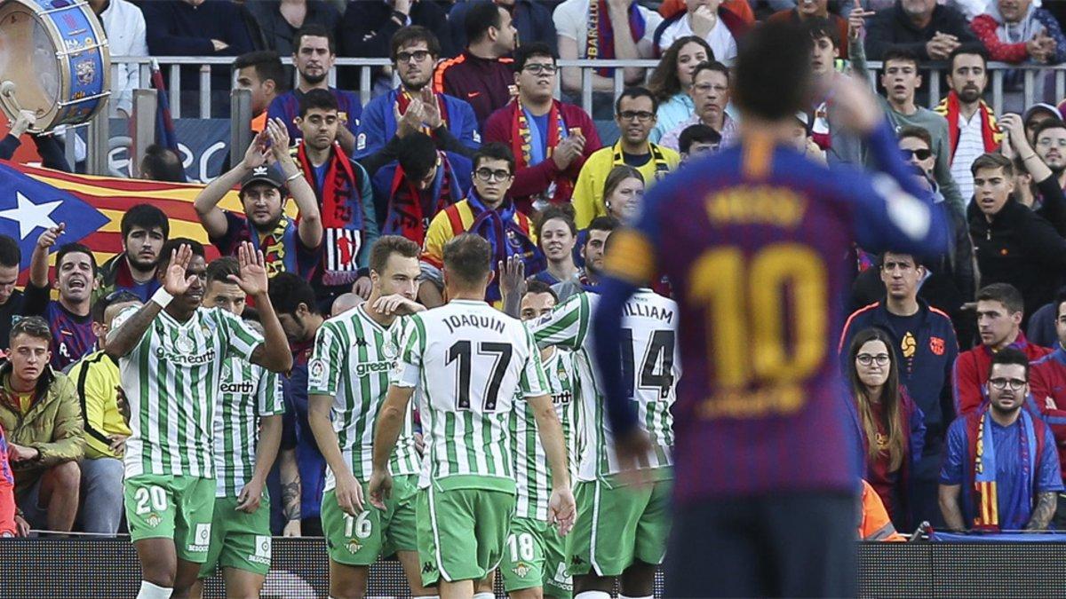 Los jugadores del Real Betis celebran uno de sus goles de su triunfo sobre el Barça por 3-4 el 11 de noviembre de 2018