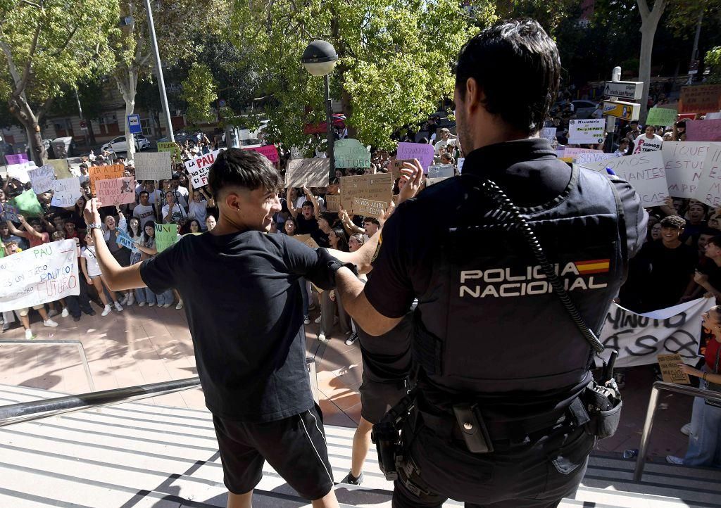 Todas las imágenes de la protesta por la Ebau y las cargas policiales junto a la Consejería de Educación