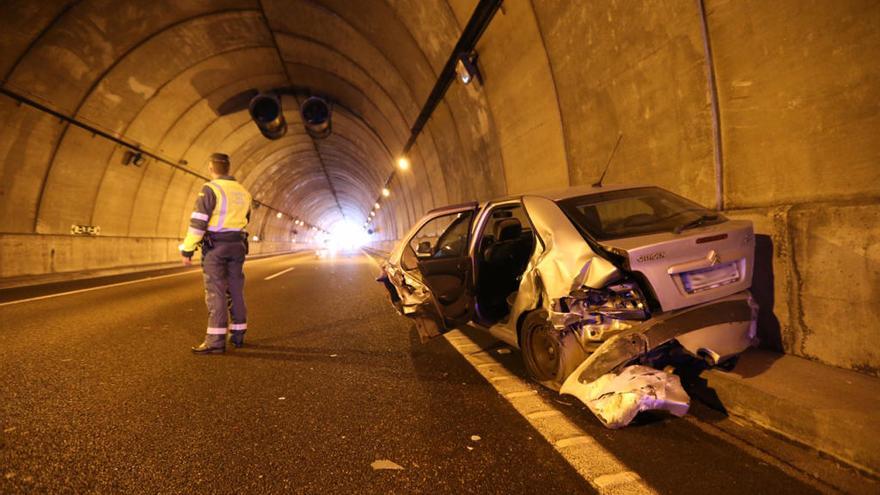 Varios heridos y corte de tráfico por un accidente en el túnel de A Madroa