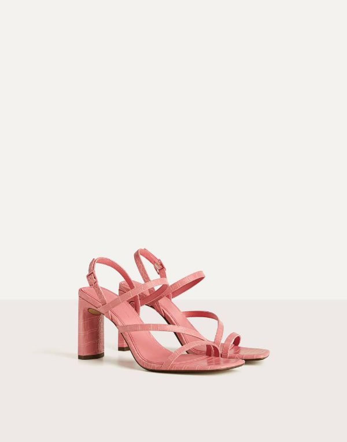 Sandalias de tacón plano, grueso y alto de Bershka en color rosa con efecto animal print