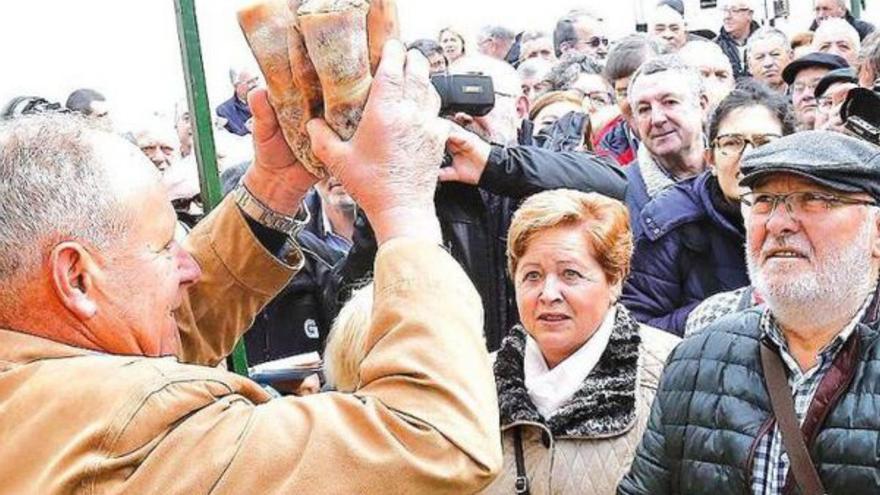 La tradicional subasta de uñas cierra las fiestas de San Lázaro