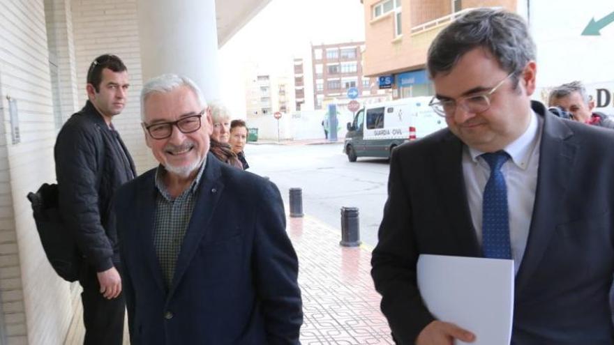 El alcalde, José Manuel Dolón, junto a su abogado, a la llegada al Palacio de Justicia de Torrevieja/ Foto Tony Sevilla