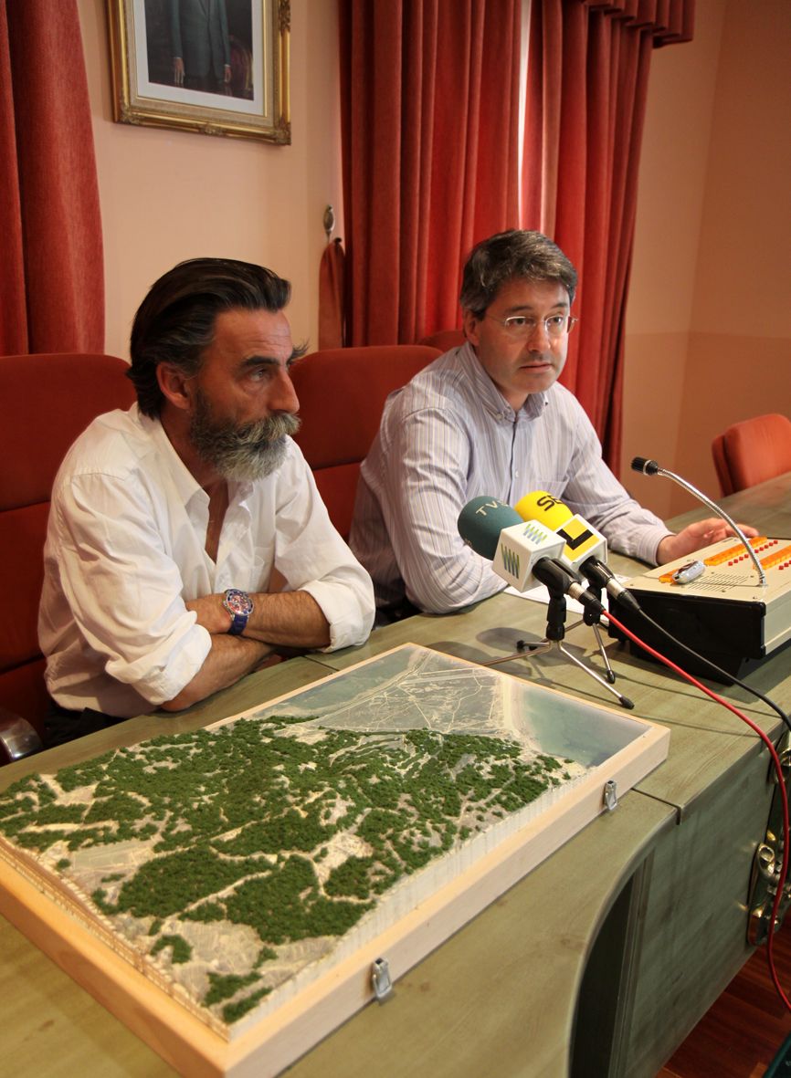 Rafael Sáenz-Díez y el alcalde, José Cacabelos, hablando del proyecto de campo de golf, en 2009.