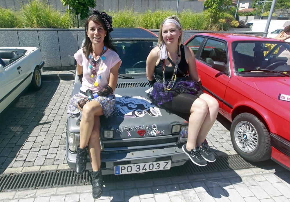 Casi 70 mujeres se pusieron hoy al volante de 34 coches clásicos en Vigo para participar en el Rally das Donas, una prueba de regularidad de 122 kilómetros entre Vigo y Sabarís