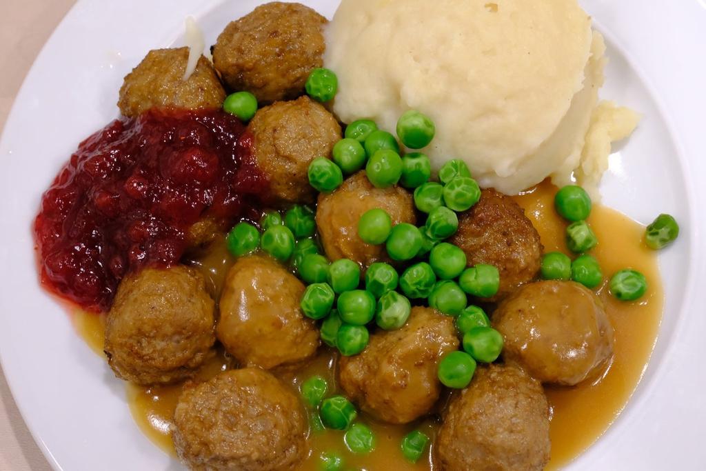Albondigas con puré de patata y salsa de arándanos, típica de Austria