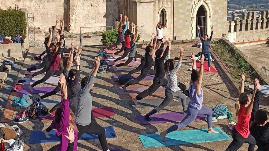 Participantes en una sesión de yoga en el Castell de Xàtiva.