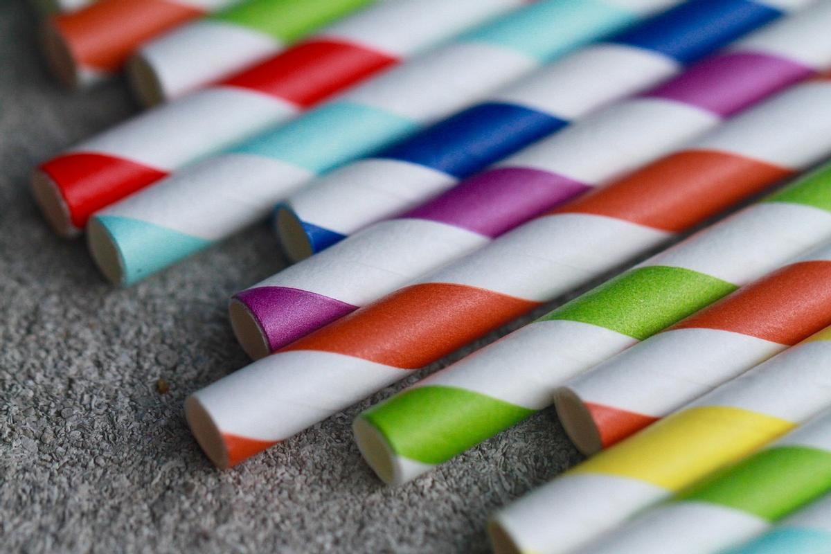 Las pajitas 'eco-friendly' de papel contienen sustancias que perjudican la  salud y el planeta