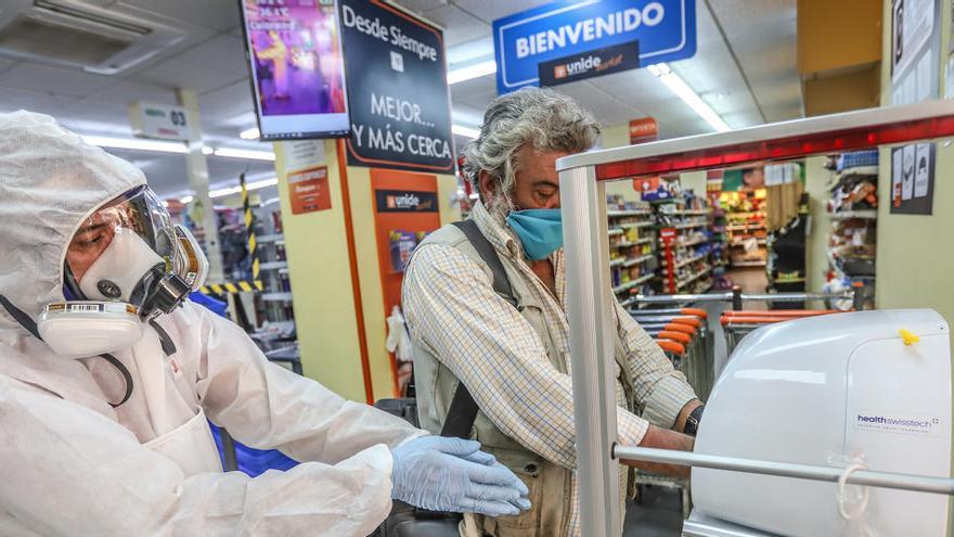 Imagen de los controles de temperatura e higiene de manos de un supermercado de Torrevieja/ Foto Tony Sevilla.