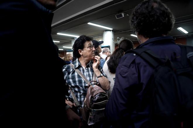 Viajeros en la estación de Atocha después del apagón eléctrico del día 28