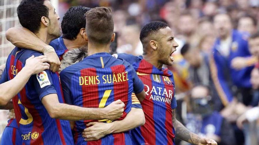 En la imagen superior, la celebración azulgrana del 2-3; abajo, Suárez y Neymar se quejan en el suelo tras el lanzamiento de la botella.