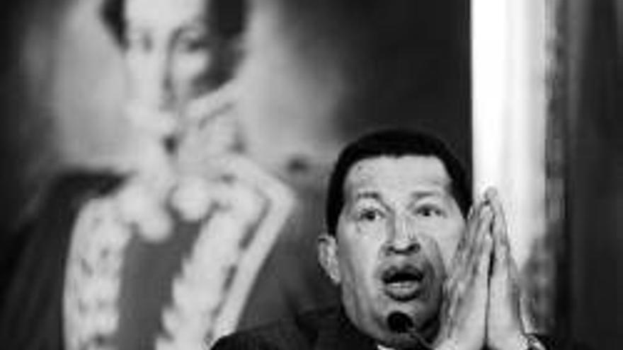 Chávez cierra 34 emisoras de radio en un pulso a los medios críticos