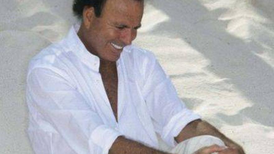 Julio Iglesias se recupera en Miami tras ser operado de la espalda