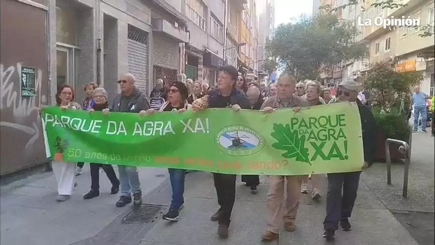 Manifestación de vecinos hasta el nuevo parque del Agra contra el plan de urbanización del Concello