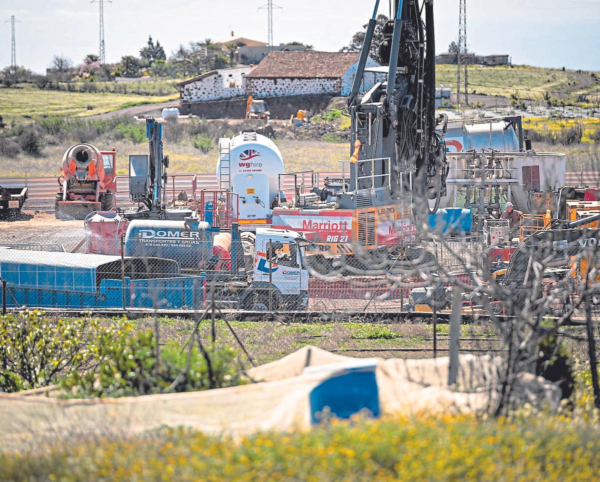 Un instante de los trabajos en busca de geotermia, esta semana, en la localidad de Los Llanos de Trevejos, en Vilaflor.
