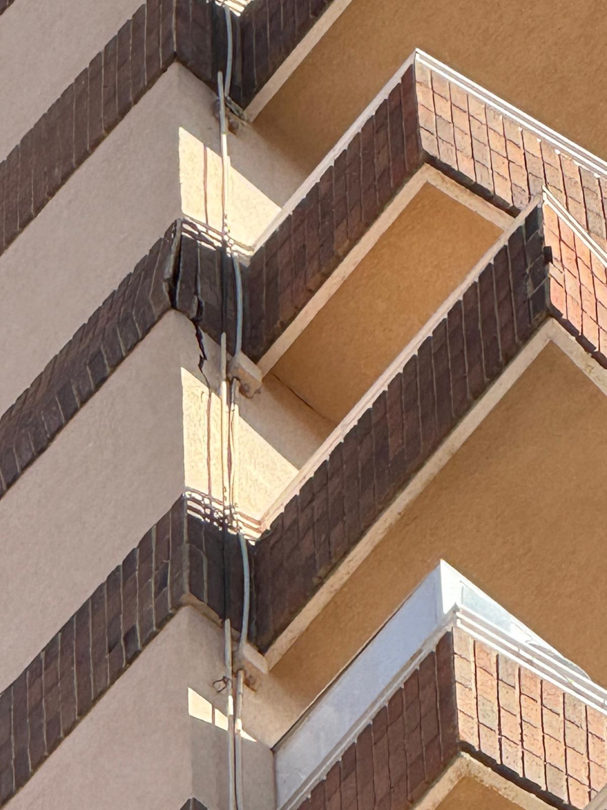 Detalle de la grieta visible en uno de los balcones superiores del edificio del hotel Riscal, donde se aprecia la separación del revestimiento.