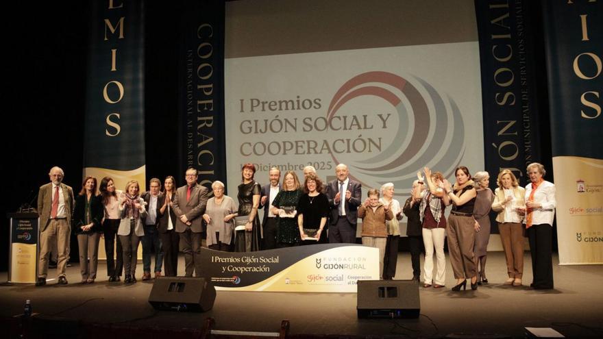 Foto de familia de los galardonados al término de la ceremonia, ayer, en el escenario del teatro Jovellanos . | LUCAS CID