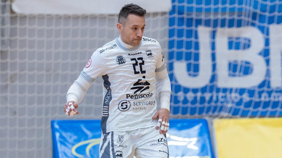 Gus, 45 años, convocado por Javier Velasco