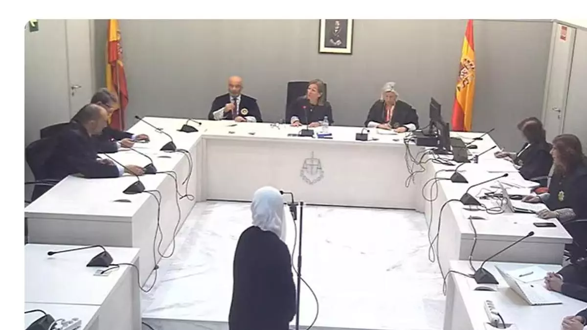 Las dos espa?olas casadas con yihadistas repatriadas desde Siria aceptan tres a?os de c芍rcel y someterse a un curso de desradicalizaci車n