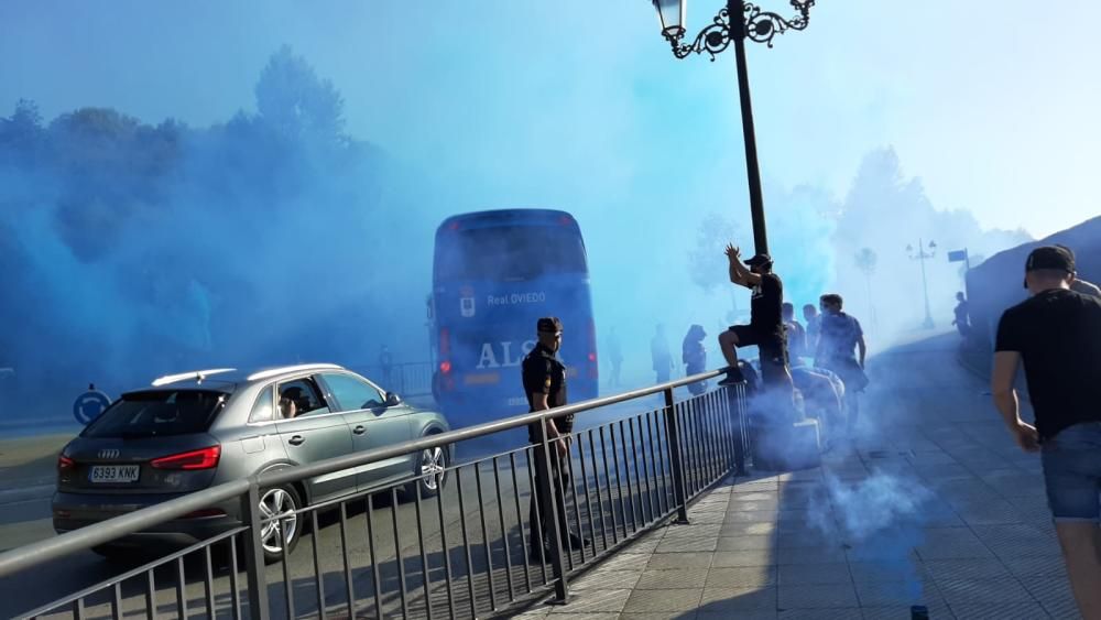 Salida de los jugadores del Real Oviedo hacia Gijón