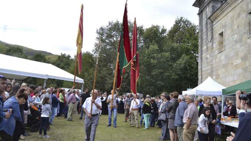 Salida de la procesión con los pendones abriendo el recorrido.