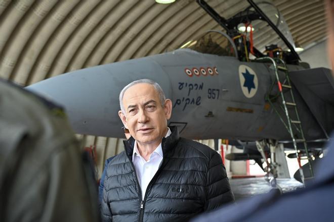 REJOVOT (ISRAEL), 11/04/2024.- El primer ministro israelí, Benjamín Netanyahu, visita la base aérea de Tel Nof, este jueves en Rehovot (Israel)